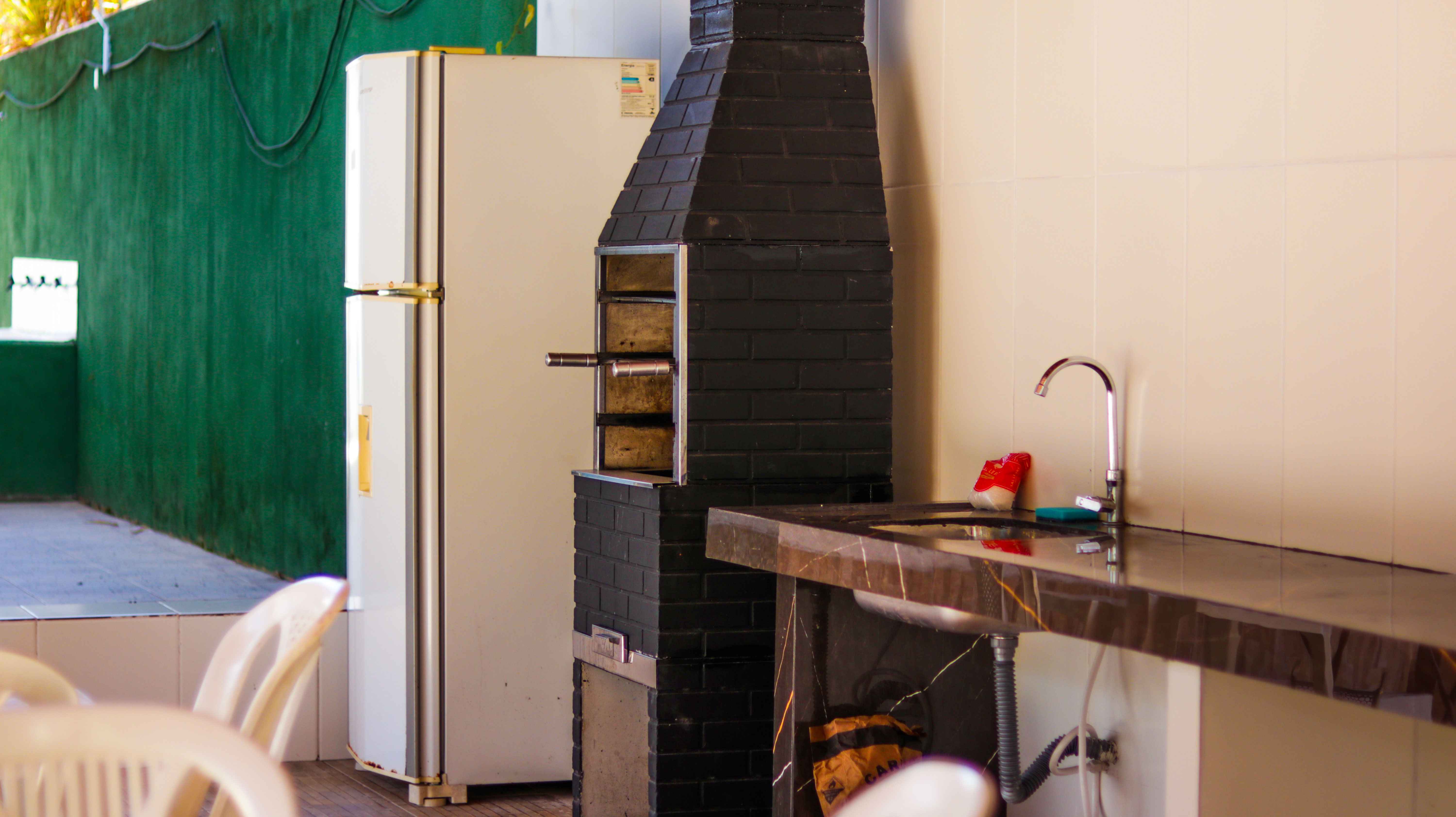 Área de cozinha com churrasqueira